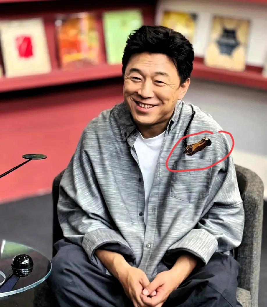 黄渤这步棋，看着险其实稳。五亿分账模式摆出来，明着是给陈佩斯父子搭台，暗地里全是