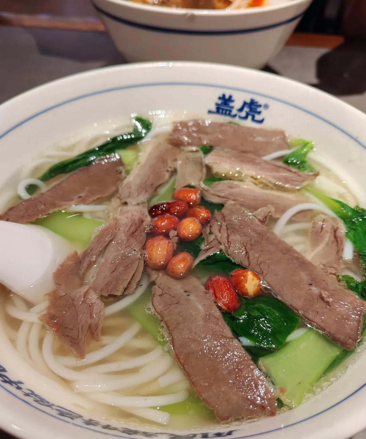 一吃一个不吱声。西安这天太热了，即使不上班，也不想做饭，中午出来觅食，走到凤城