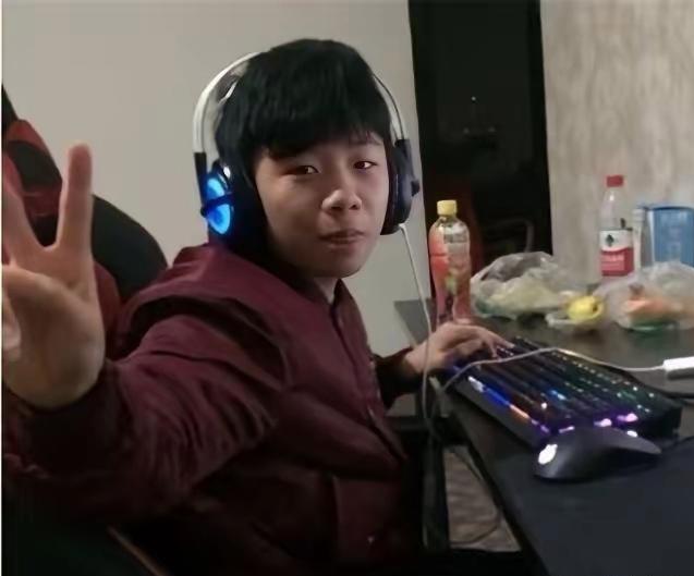 “后悔晚了！”江西一12岁男孩，靠打游戏月入3万，父母干脆让他辍学，专门在家打游