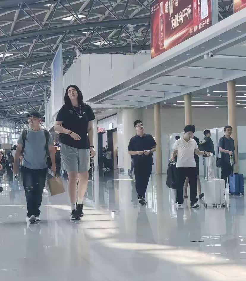 中国最高最美女子，身高与姚明差不多高，身材适中，不胖不瘦，皮肤白皙，长相大方漂亮