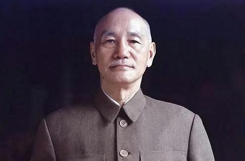 蒋介石一生只喝白开水，连茶都不碰，背后藏着不为人知的考量！年轻时蒋介石探望生病的