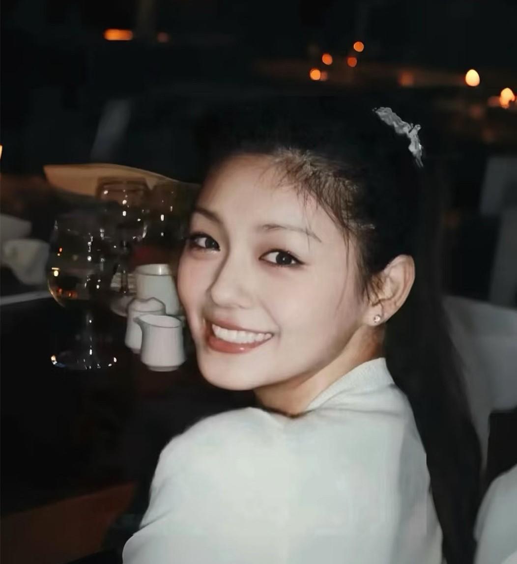 我是从什么时候开始喜欢大S的呢？从她听到邻居家暴就勇敢的上前敲门的时候。她非常勇