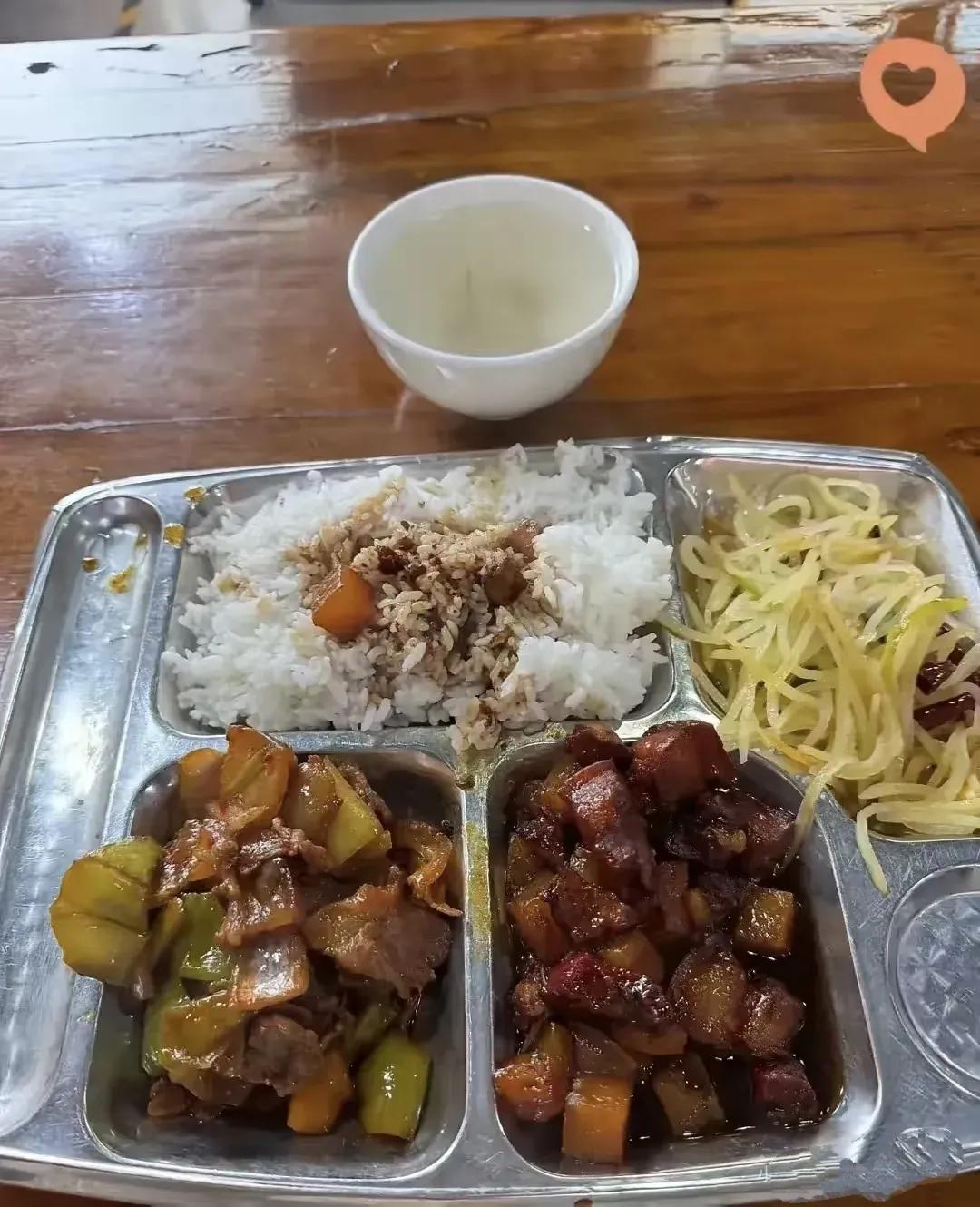 这年头，物价高的快餐都快吃不起了！今天中午不想做饭，于是去楼下快餐点打了份餐，