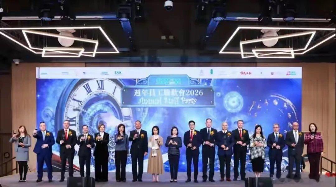 澳娱员工聚会！何超琼何超凤姐妹同占C位，霍启山地位颇高。之前赌王家族分配资产的时