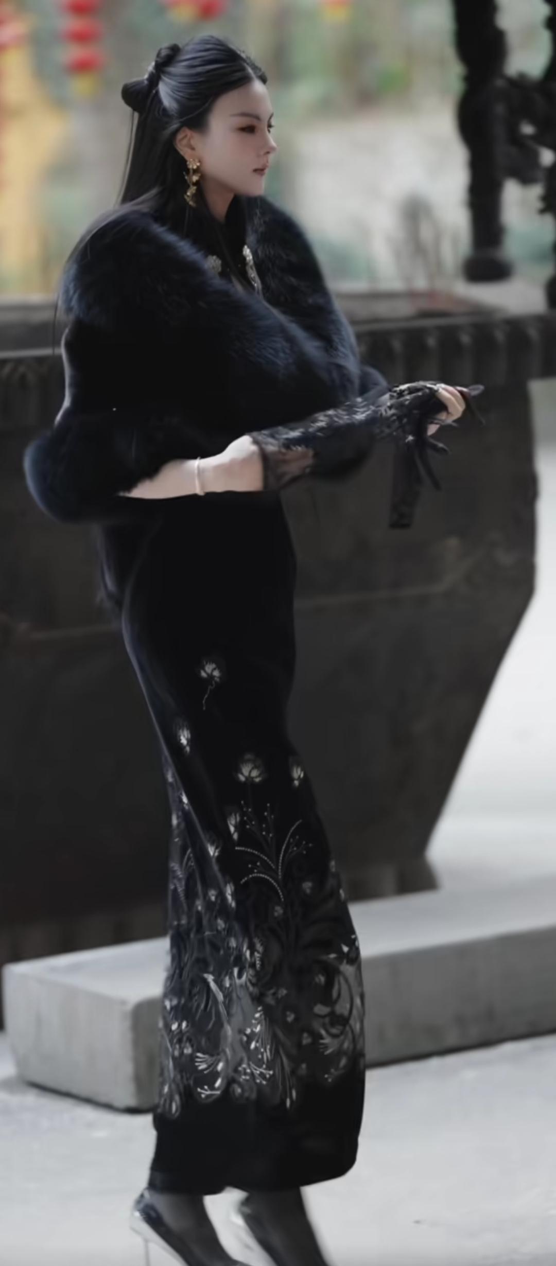 黑衣美人，步履生莲。