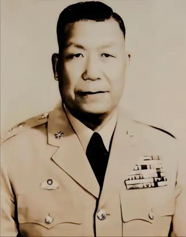 1949年，蒋介石下令把青岛炸成废墟。刘安祺接了命令，嘴上没说什么，转头却把亲信