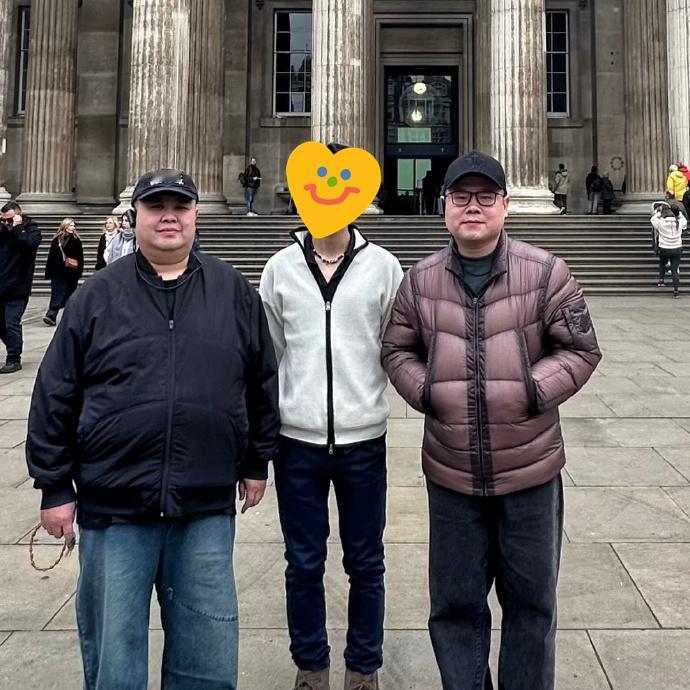 岳云鹏带着孙越、刘筱亭、张九泰一起在伦敦游玩，参观了大英博物馆，打卡了大本钟。有