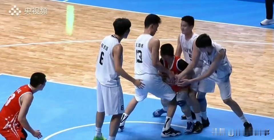 徐杰接班人找到了，全运会u18男篮决赛，何文炜砍下10分6板6助攻3抢断，特别是