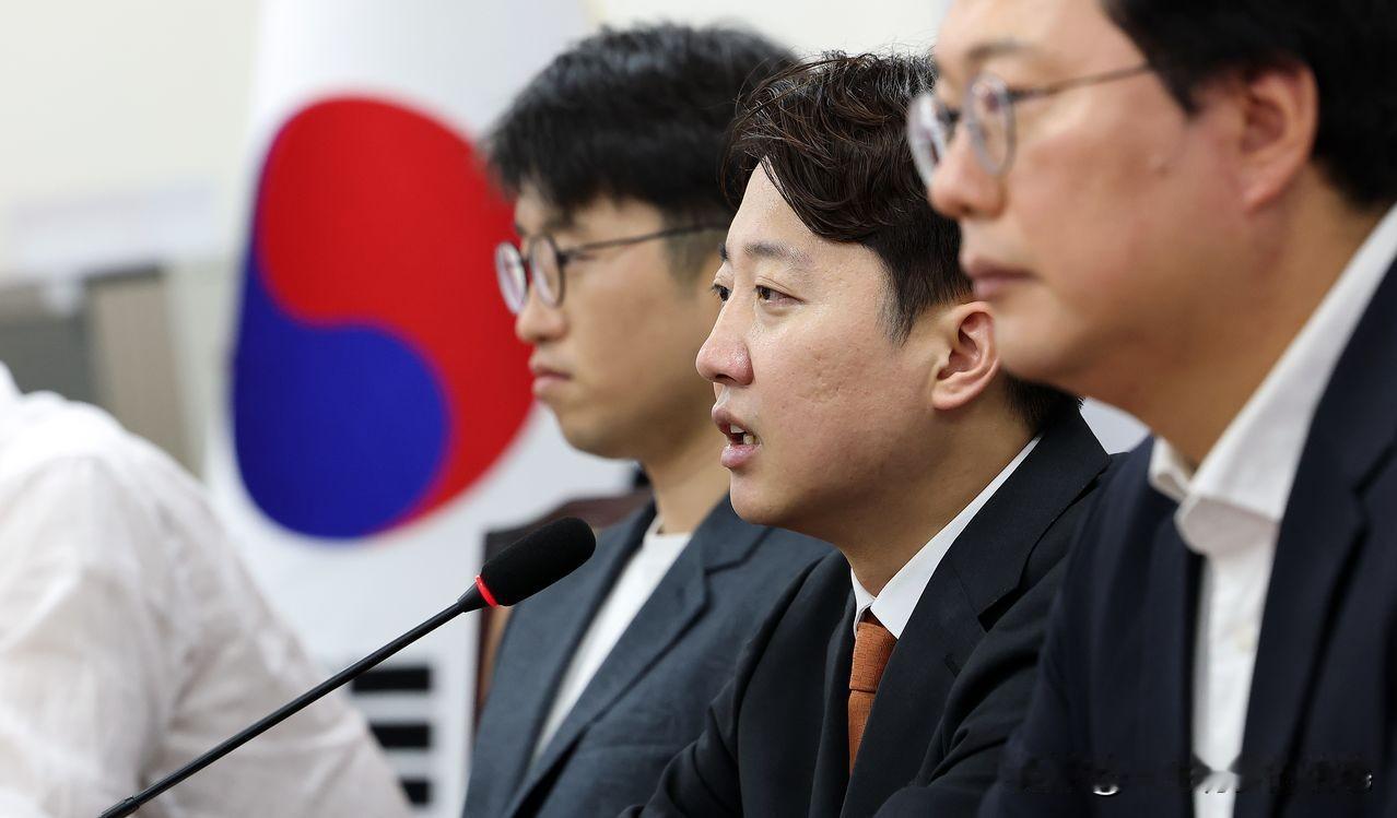 彻底凉凉！从黑马到垫底，李俊锡惨败落幕，韩国改革新党走到悬崖边短短数年时间，