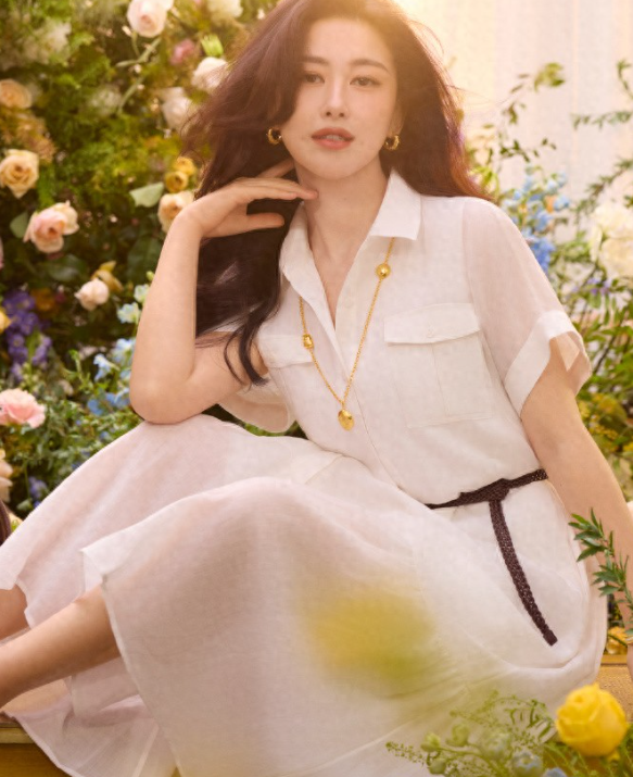 朱珠新图赏析气质超好黑白两色穿搭，展现朱珠的多面魅力！