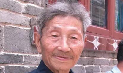 1979年，一位老人为了证明自己红军战士身份，来到北京找当年的政治部主任，但由于
