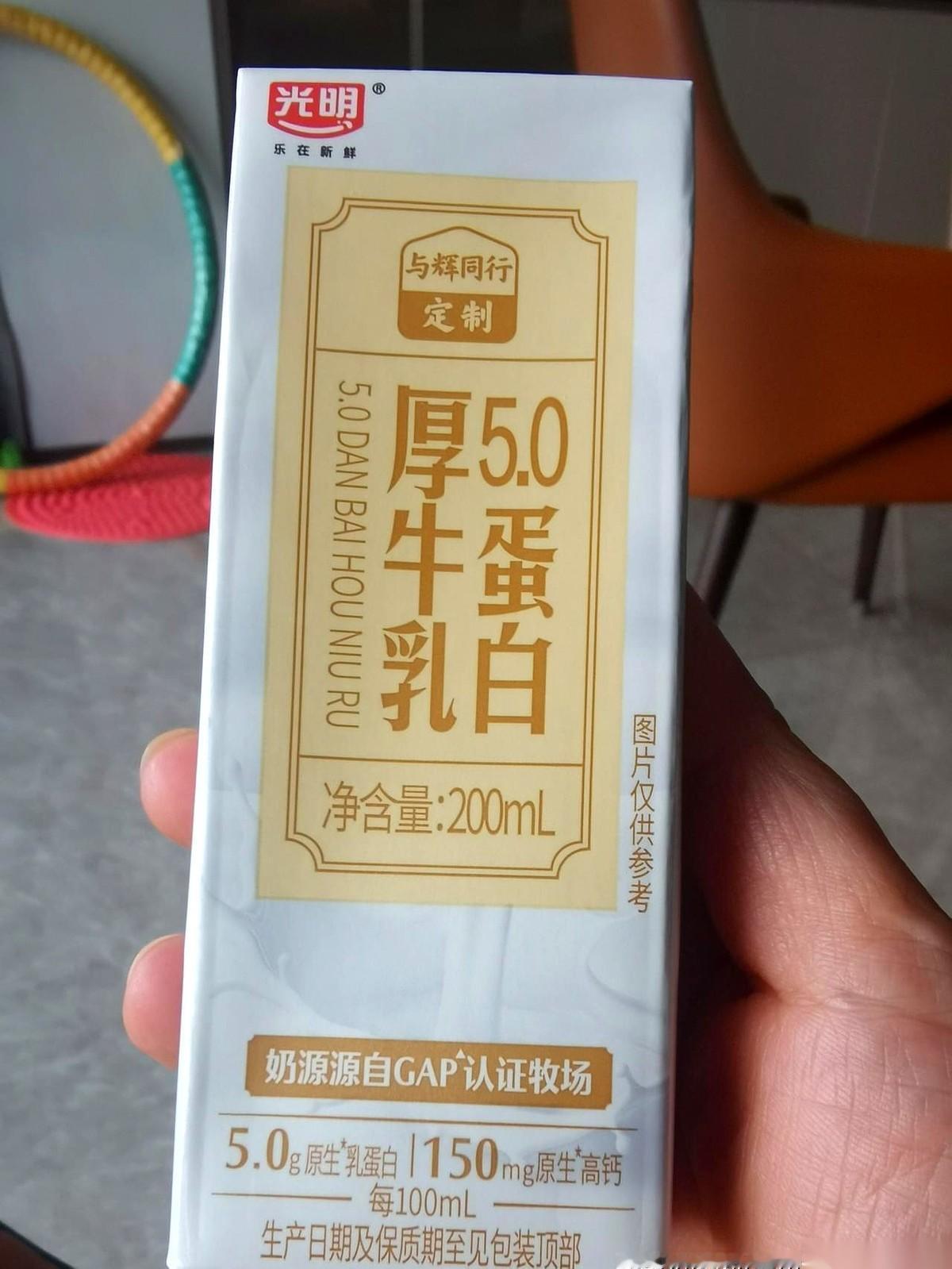 喝完那杯奶，我盯着洗手间的门，硬是等了整整半个钟头。肚子里静悄悄的，连个气泡都