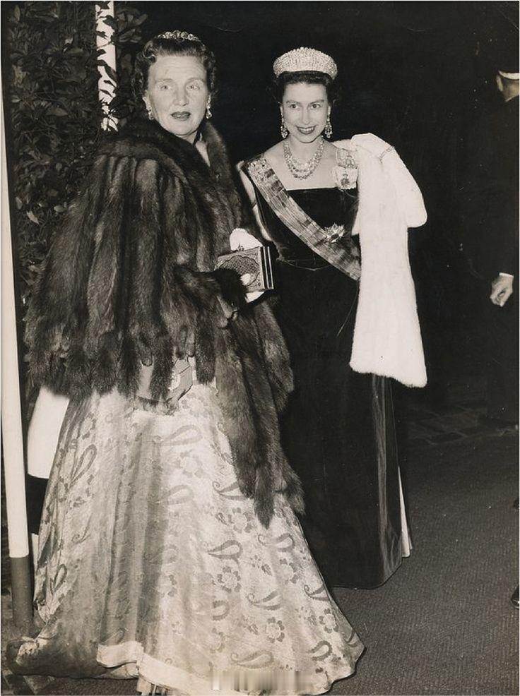 英国王室1958年3月26日，伊丽莎白二世女王和爱丁堡公爵菲利普亲王在荷兰海