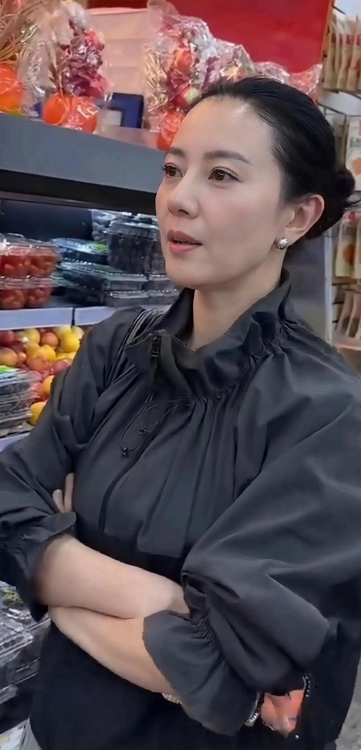 第一次这么近距离看女神，感觉跟普通人也差不多！​​​