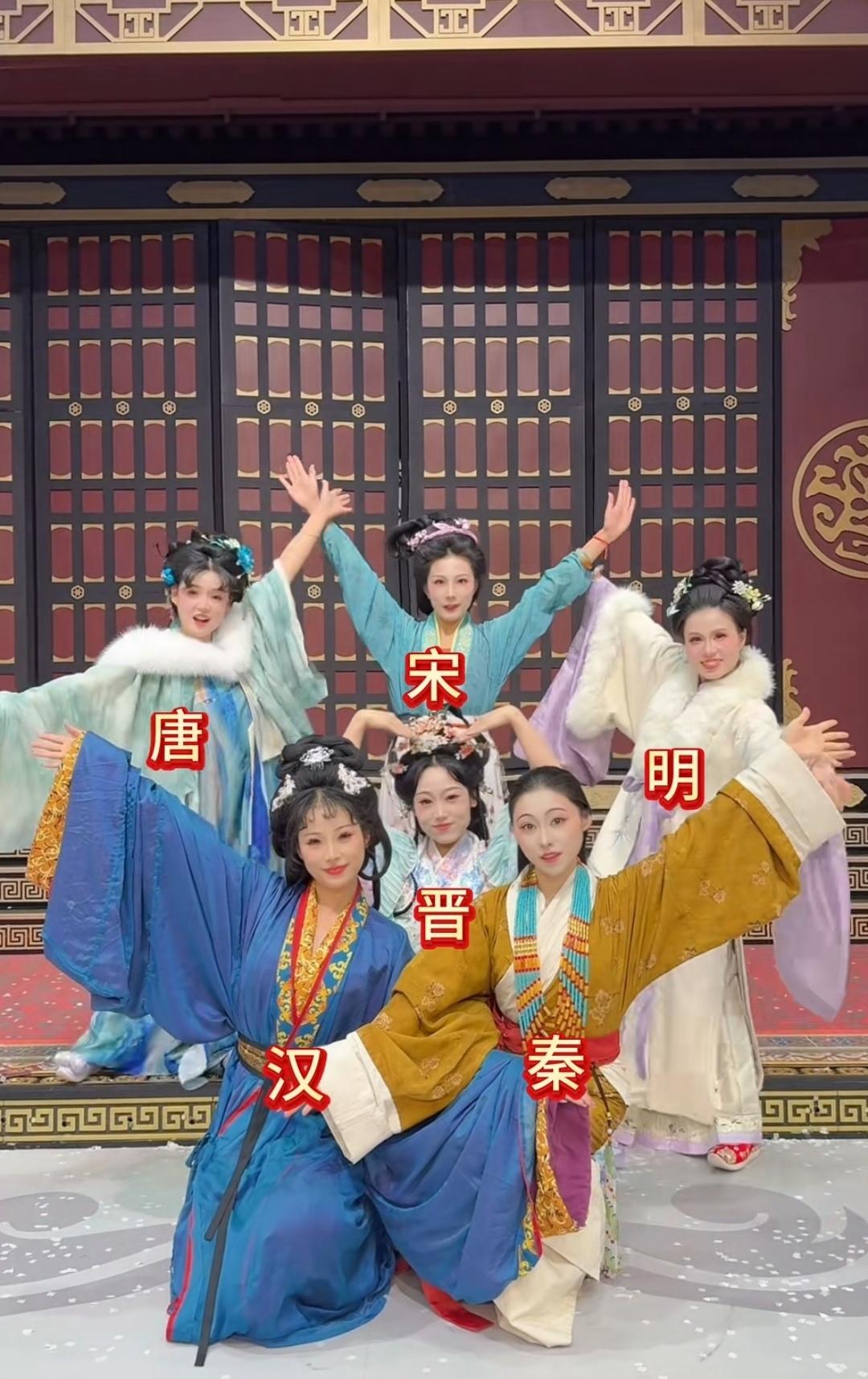 千年发展，汉服之美，文化瑰宝。（如图所示）中国汉服有长达千年以上的发展历史，是