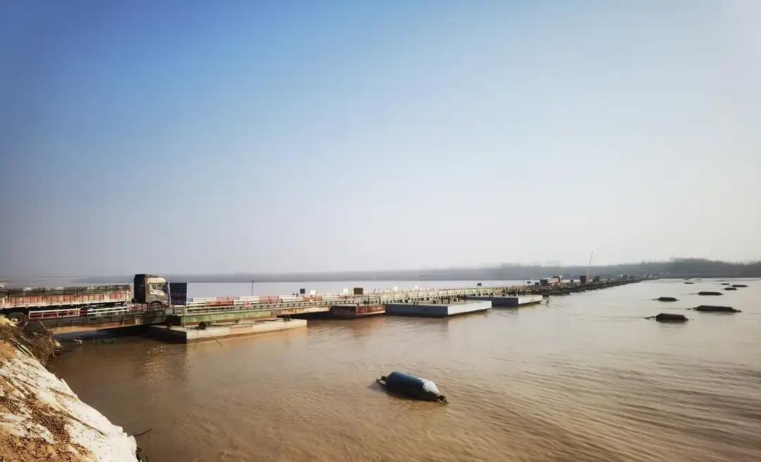 滨州黄河浮桥收5块钱的事火了。网友跟着导航去看黄河，一脚油门开上浮桥，被拦下缴