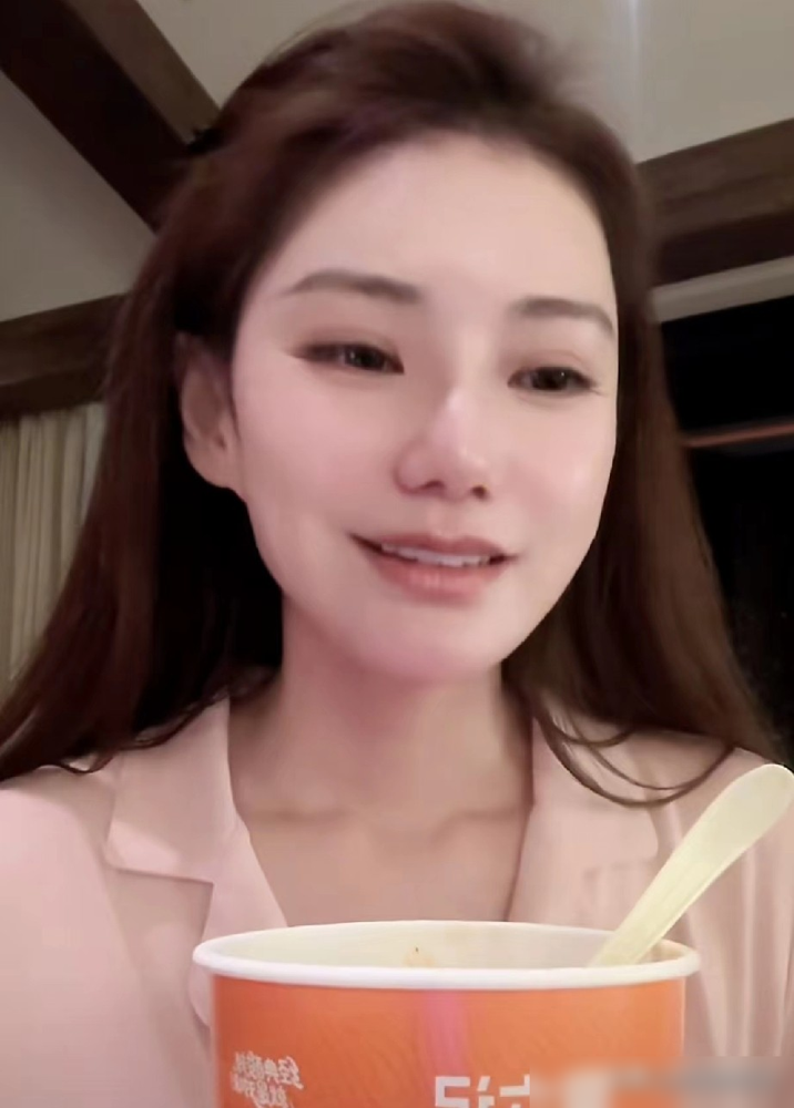 汪小菲马筱梅跑红螺寺还愿，孩子都七个多月了。当初去求，现在去谢，顺带参加怀柔新店开业，住两宿再回来。