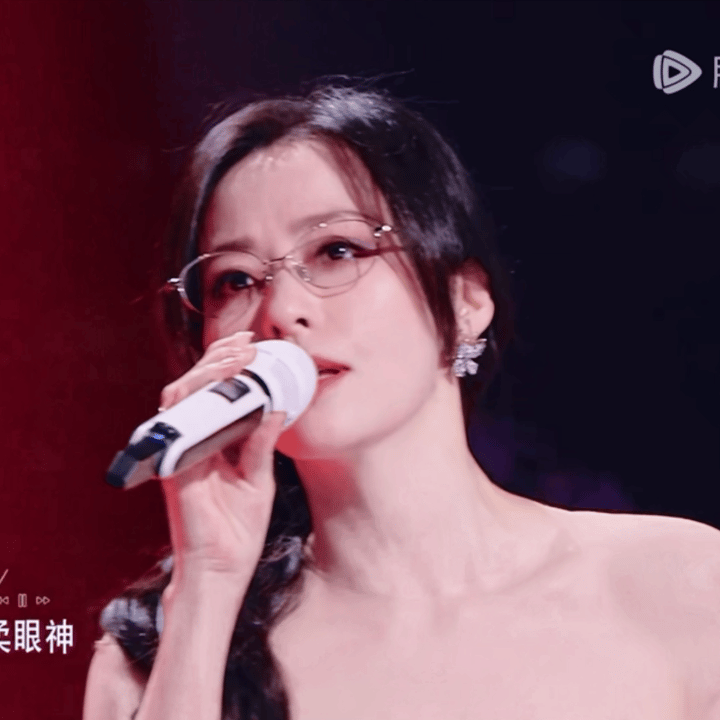 张靓颖又飒又御，眼镜很配​​​
