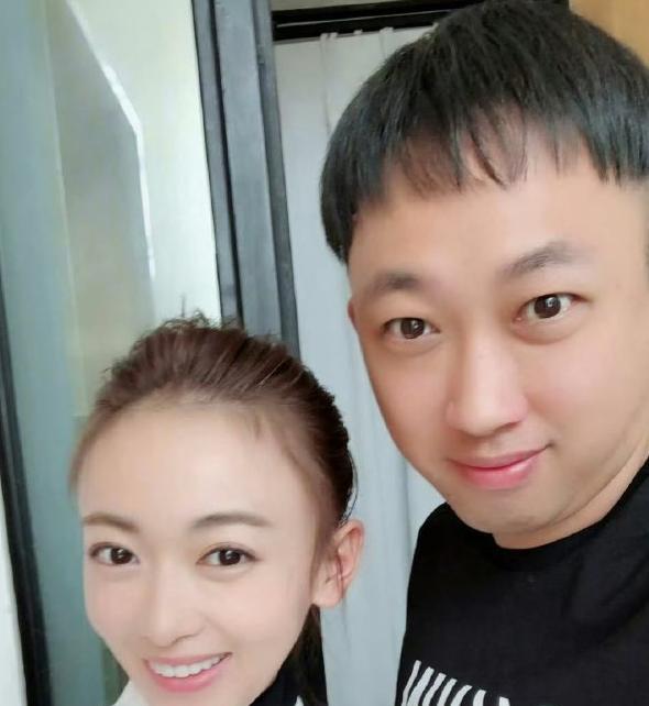 刷到一些吴谨言和于正过去的合影，再对比她美美的独照，有趣的事就来了。你们发现没
