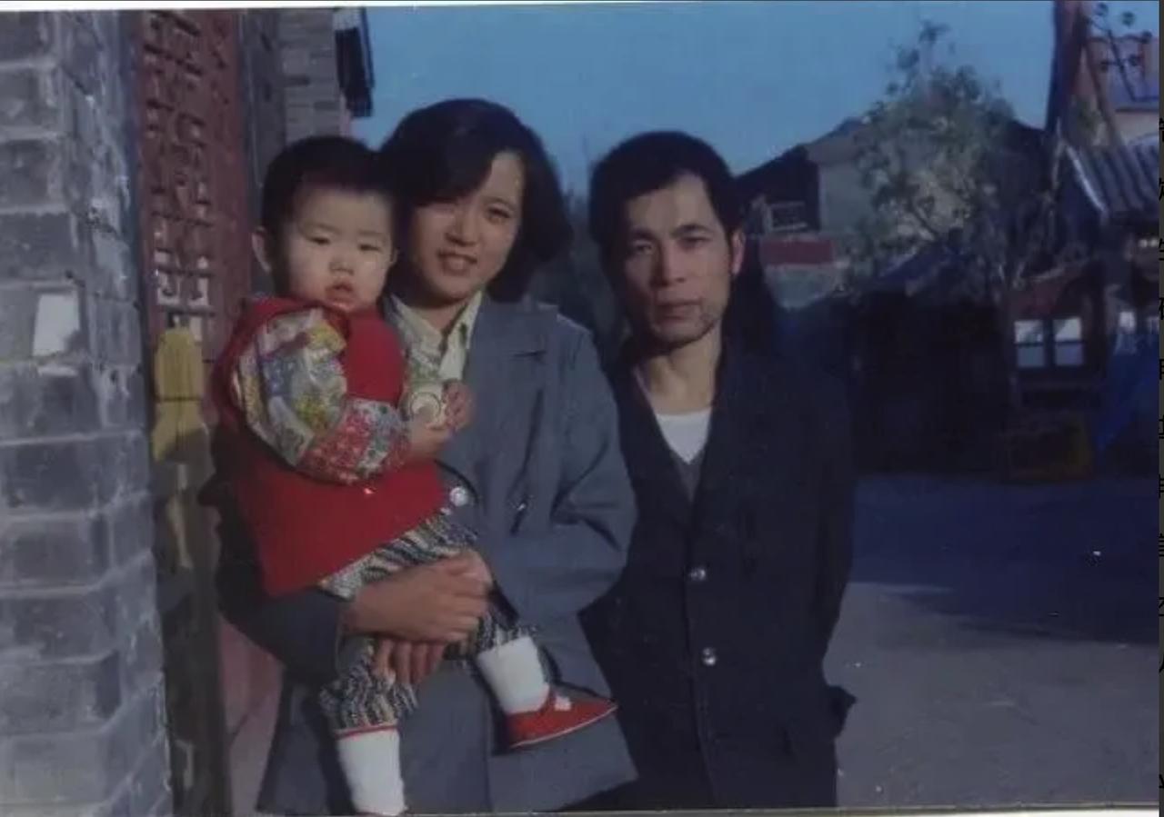 1981年，梁晓声和北京姑娘焦丹相亲。一见面，梁晓声就交底：“我每月工资42块5