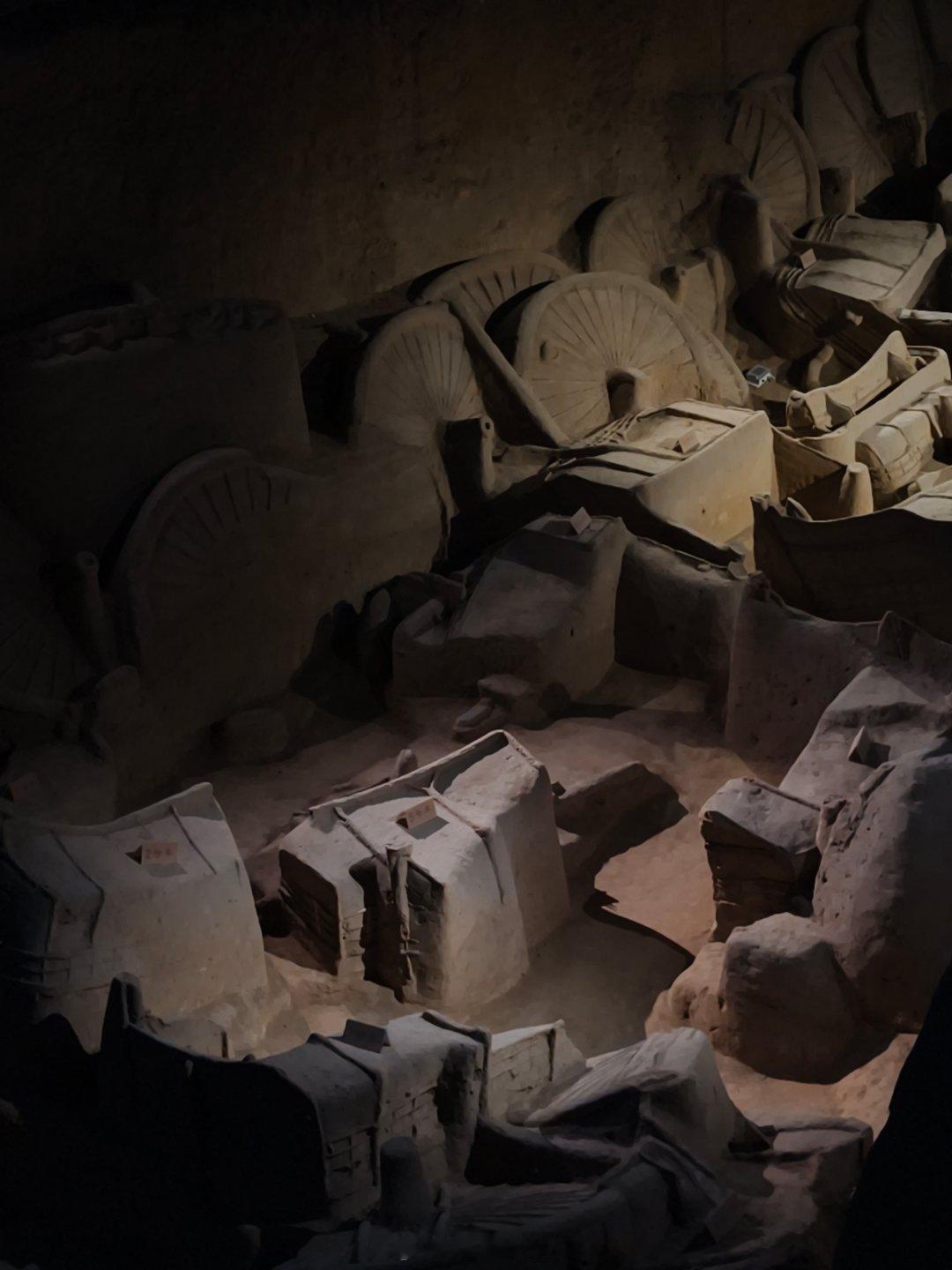 在河南郑州礼遇文化传承之脉郑国车马坑，千年春秋扑面而来。车马坑葬有22辆豪华实用