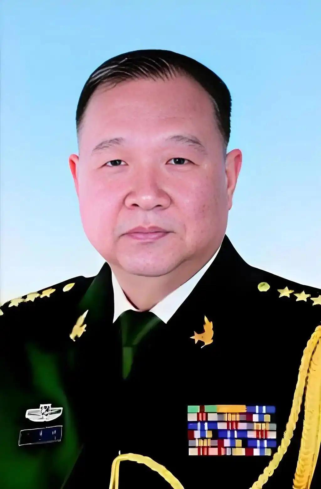 时任广州军区司令员的李希林上将，在军区招待所宴请老友。席间，老友带其表侄女（刚毕