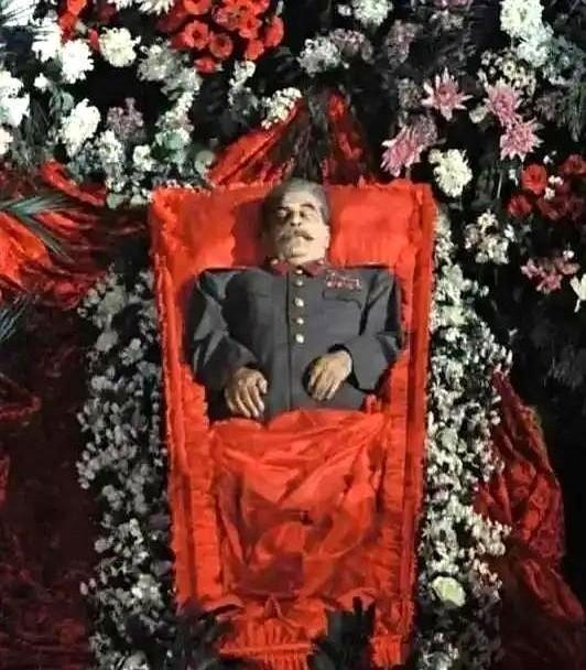 最狠的羞辱，不是把他从水晶棺里拖出来。也不是换上一口廉价的木头匣子。是围着他的尸