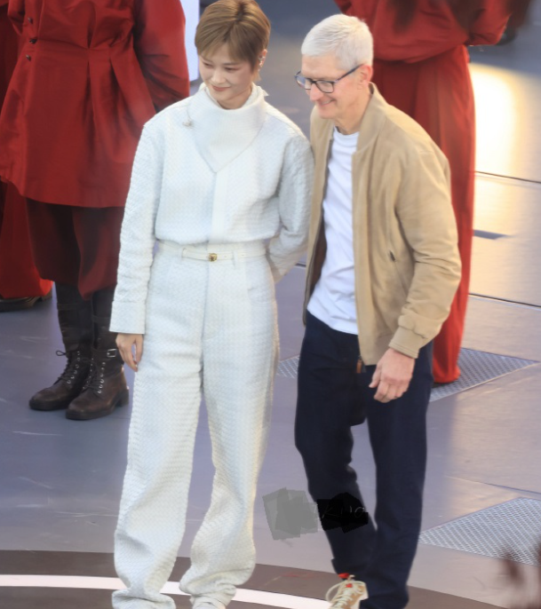 李宇春和库克一起出席活动两位都搭配的很时尚看起来默契感十足李宇春这次穿了一身白