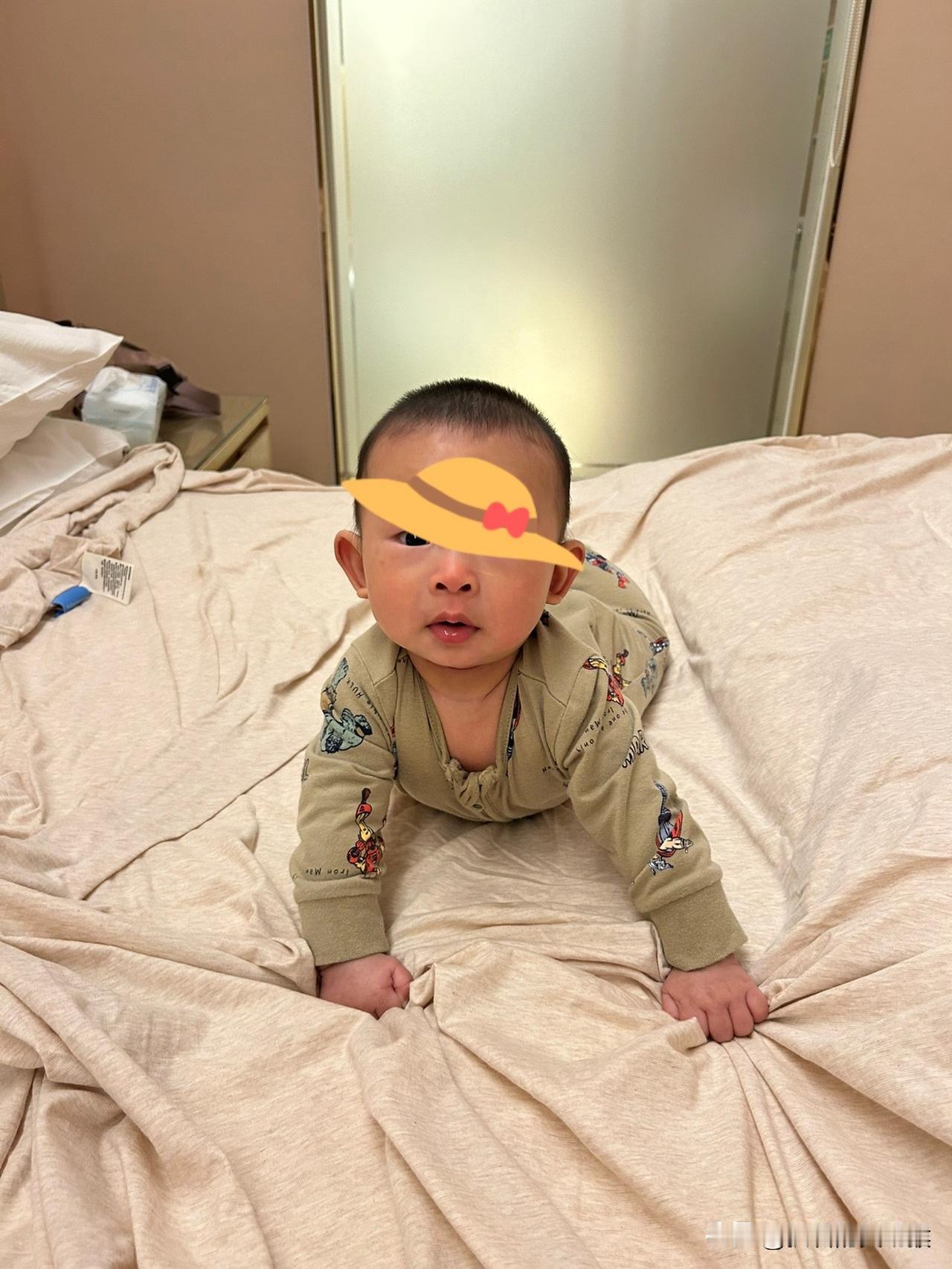 外孙今天刚满6个月，长了两颗牙齿，在3个月时会翻身，并且很溜，换尿不湿都能换出一