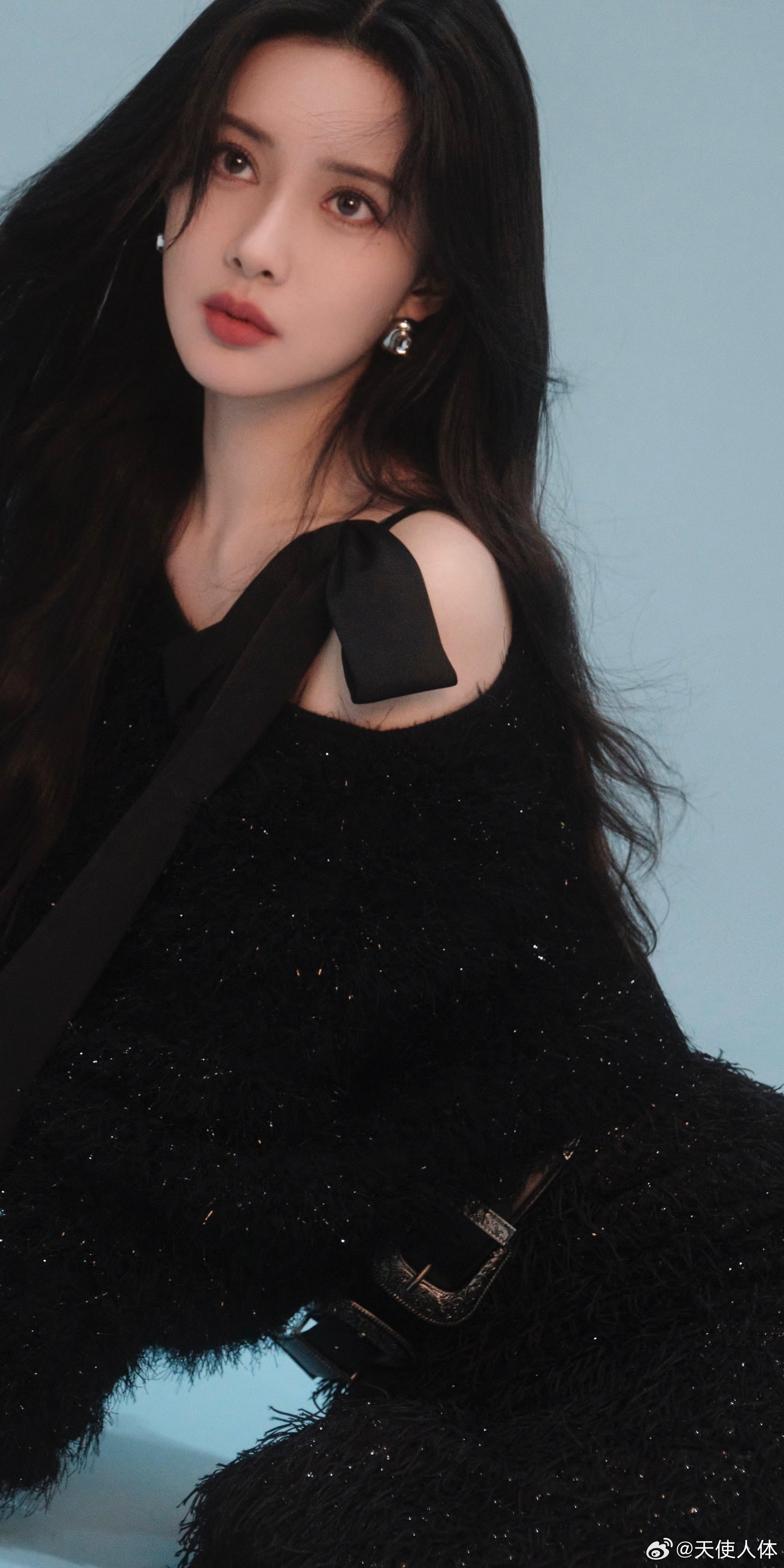 孟子义黑色系壁纸：婀娜的身姿。孟子义