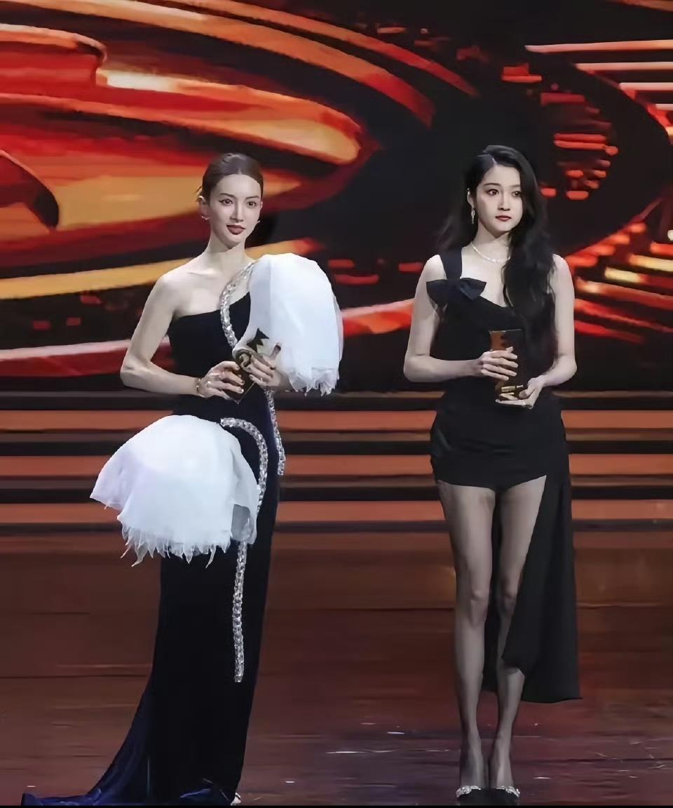 关晓彤：你最近怎么又瘦了？金晨：你腿不是更长吗？关晓彤：我这腿是遗传我妈