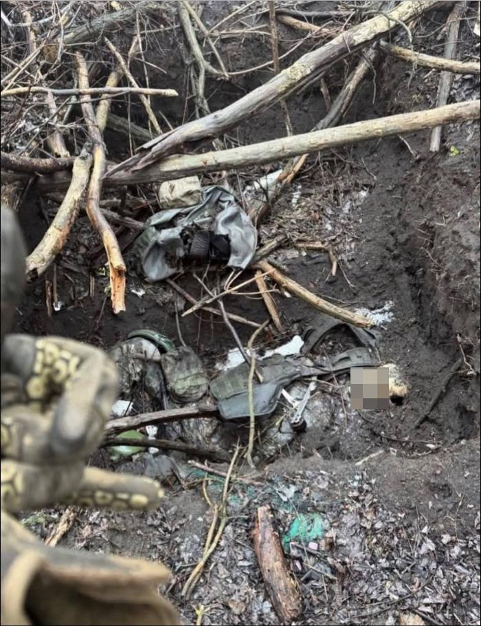 照片中是一名已故的俄罗斯士兵，他身处战场残骸之中，这很可能是在最近的乌克兰-俄罗