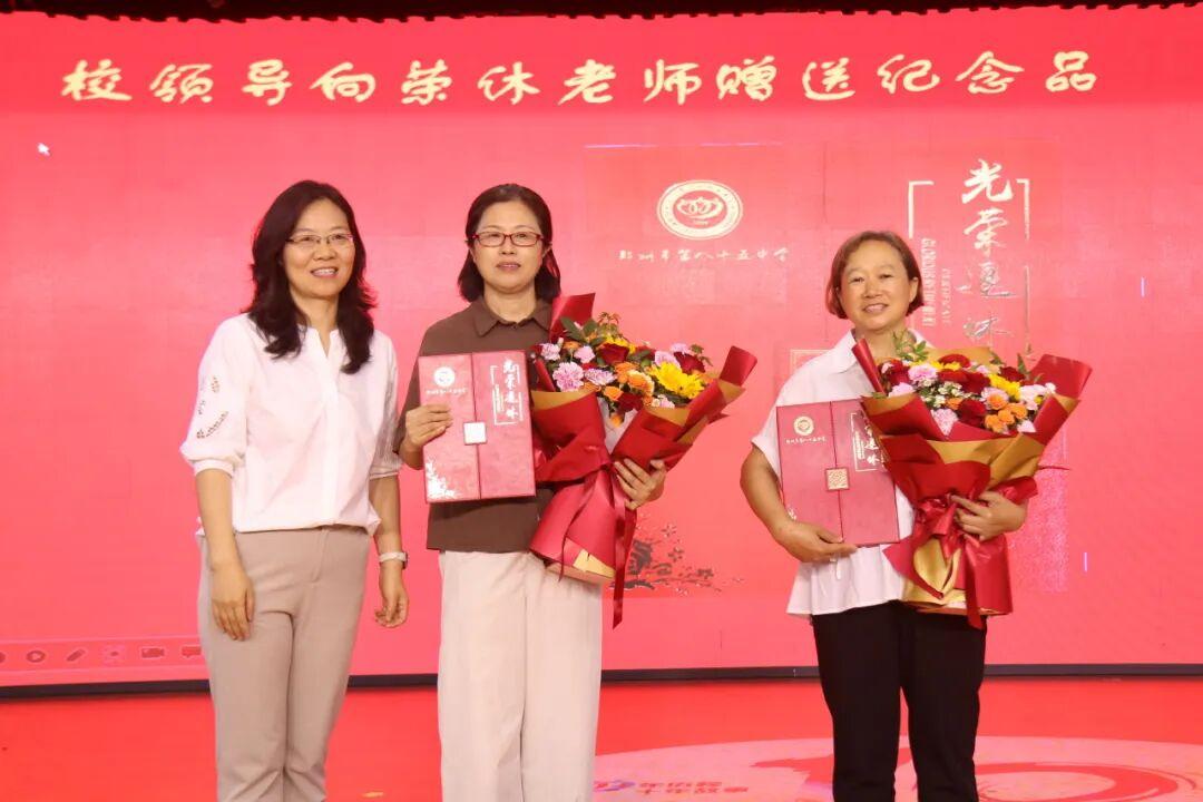 我婶婶是教龄41年的中学正高级职称，退休后工资是真的高。听她说工资上万了，在老家