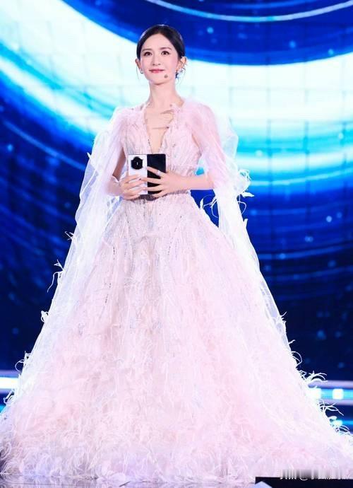 张杰今晚乐疯！44岁谢娜鸿蒙盛典杀疯了，从综艺疯丫头到央视稳姐，这波逆袭太爽