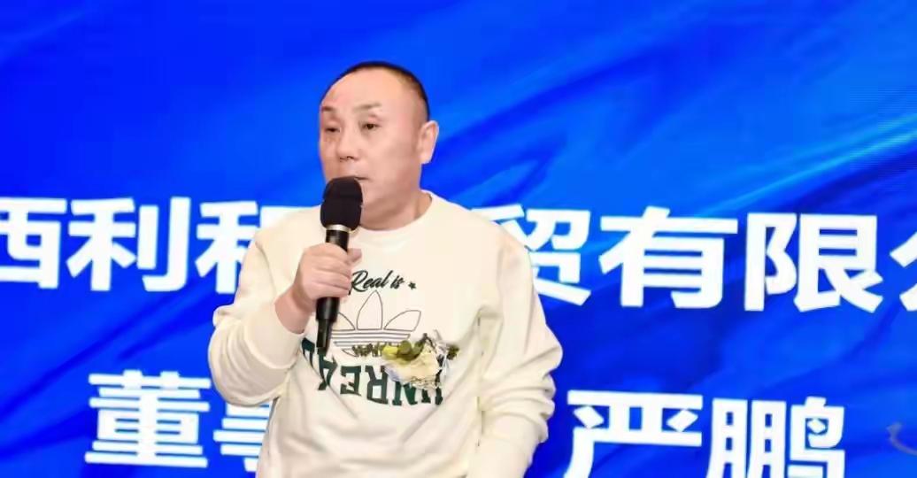 严总跳下去了。西安赛格那个开了四百家店的老板，就这么走了。一个做实业的人，熬过
