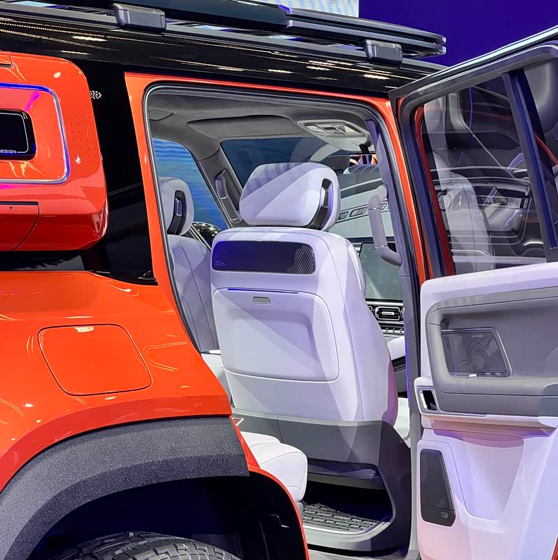 有一说一，吉利银河战舰外刚内柔，内饰好看没得说