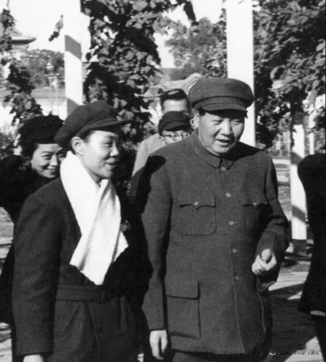 1951年10月，毛主席和著名越剧演员范瑞娟等在一起。范瑞娟1922年生于浙江嵊
