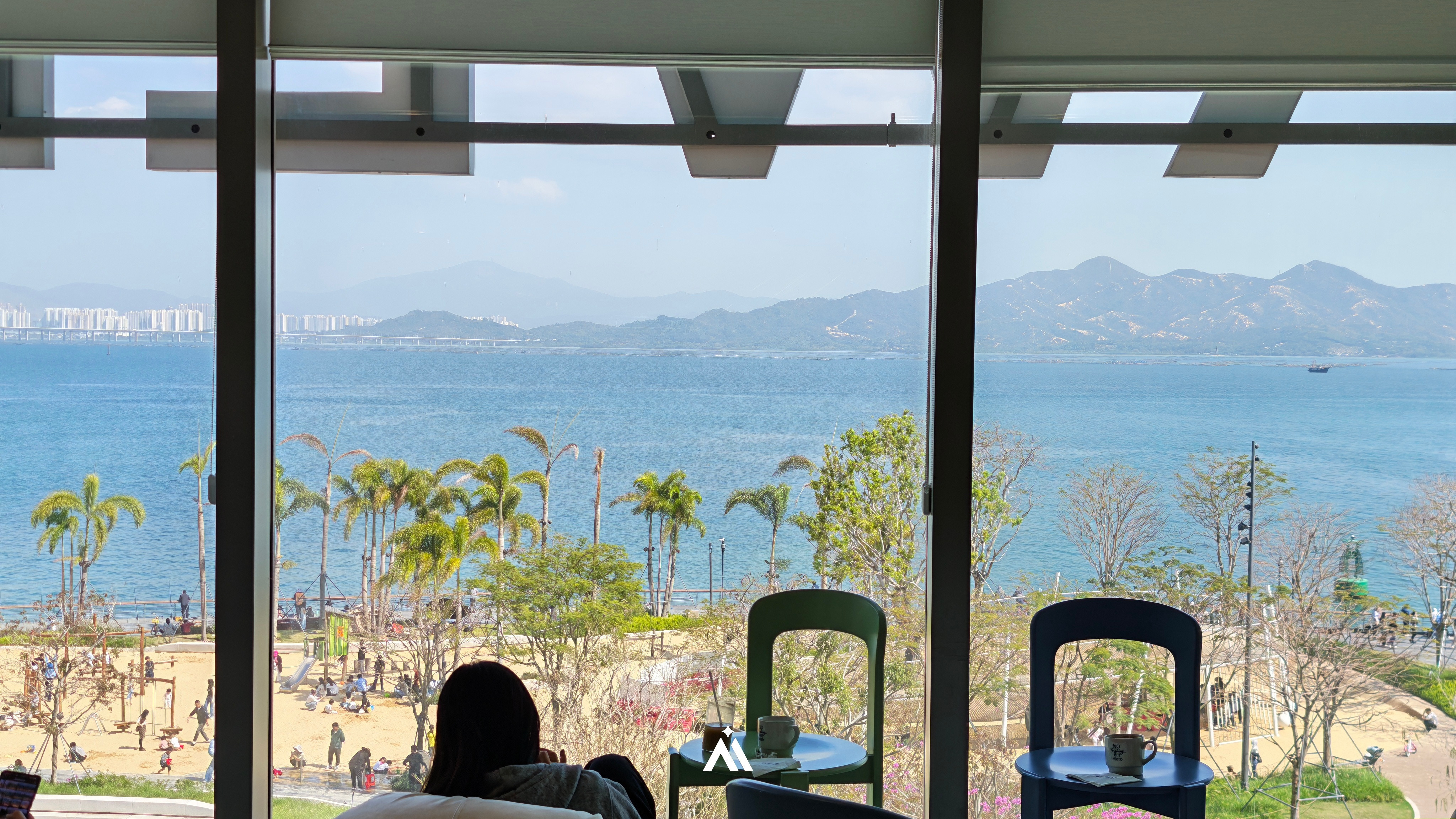 这家海景咖啡店不错，但我不知道它具体咋赚钱，因为只有咖啡，其它啥也没有，里头空间