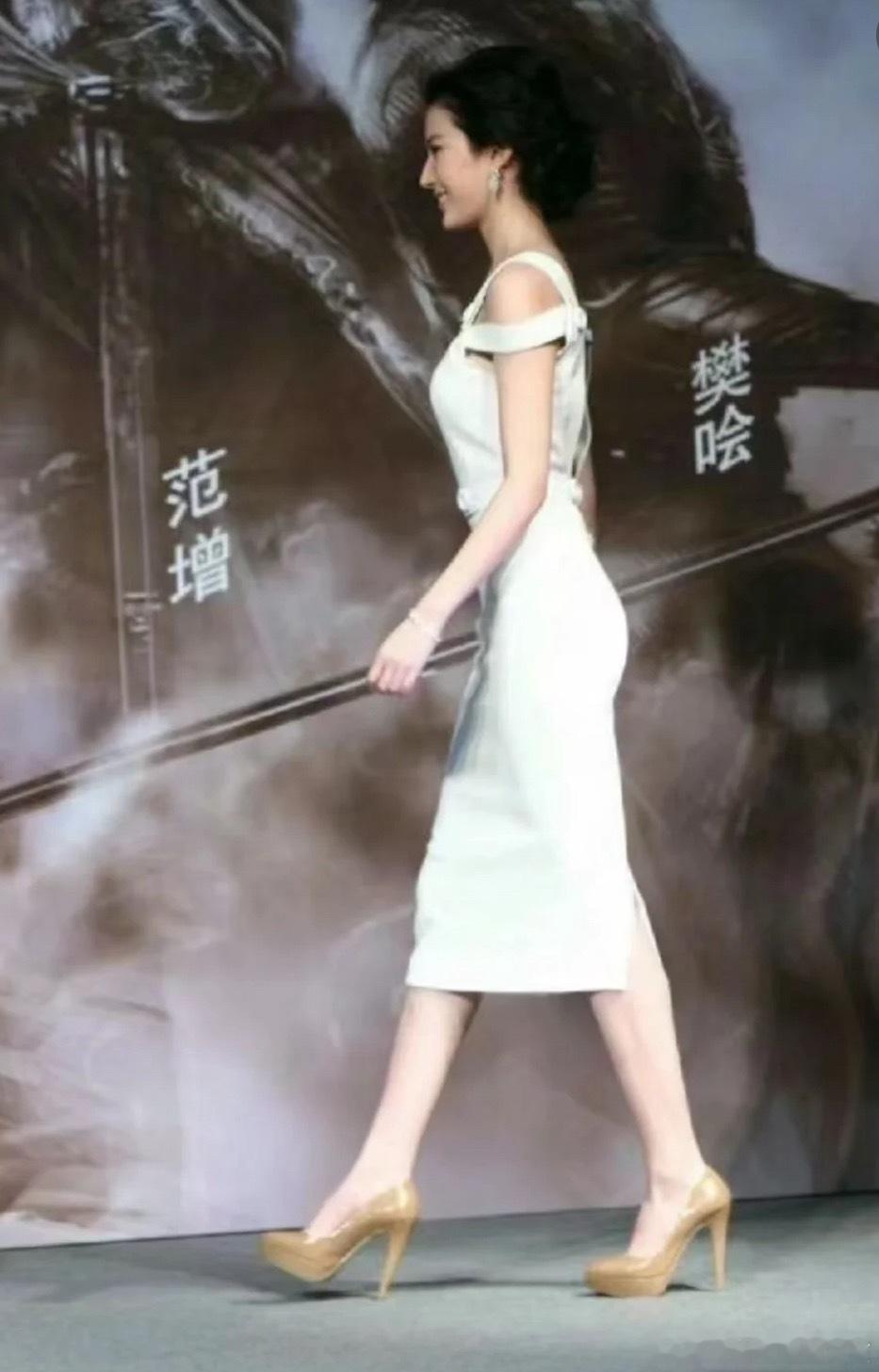 以前好像很流行这种款式吊带or斜吊带勾勒的腰线比较高一般都紧身很贴身材那时候还