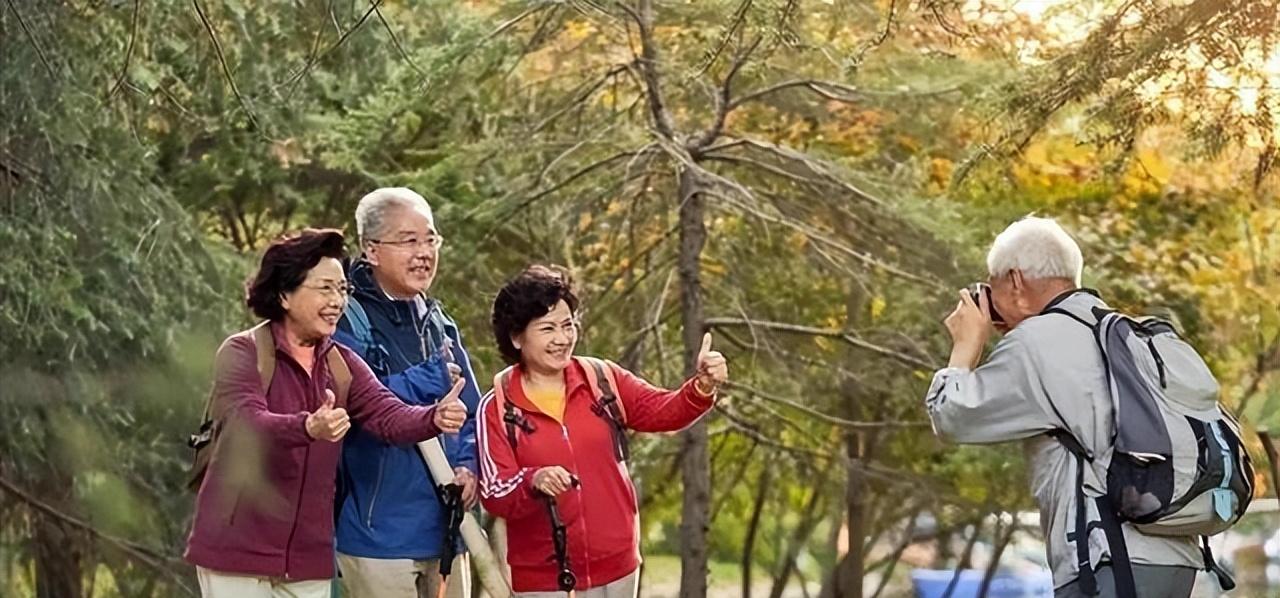 据了解，澳大利亚有一批华人，原本都是国内体制内的退休人员，五十岁时来到澳大利亚，