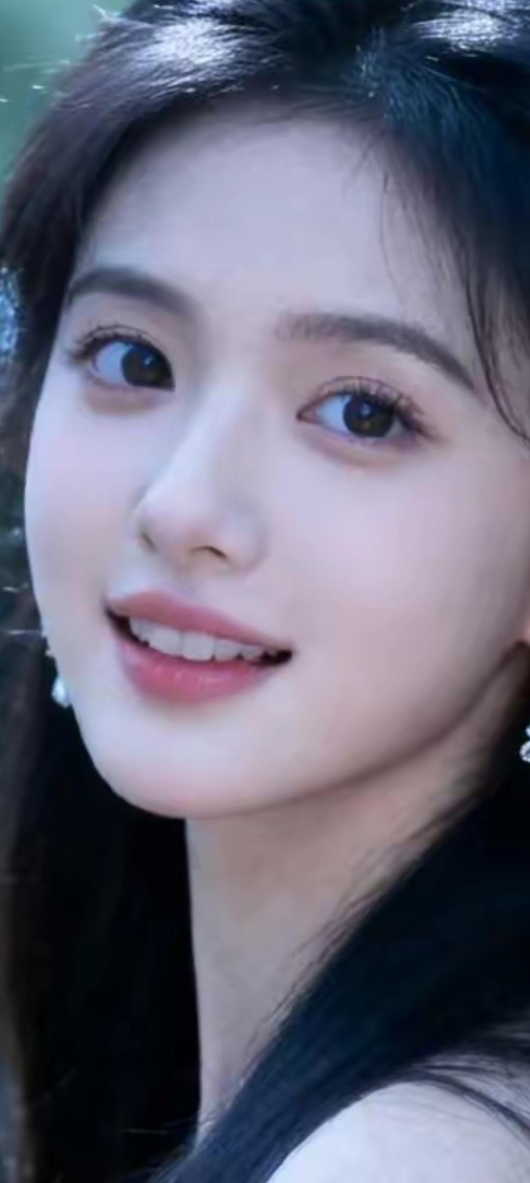 这姑娘笑起来好甜呀！