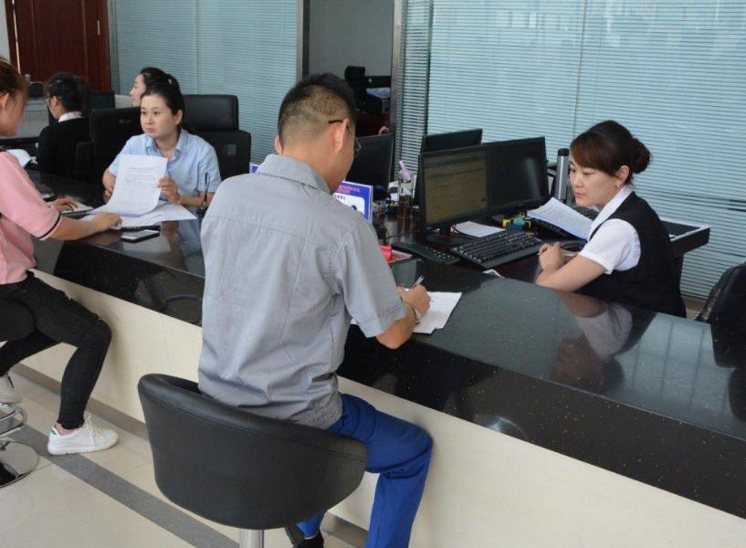 湖南常德，一男子在银行下班前6分钟赶到营业厅，想取1500元零钱，却被告知运钞车
