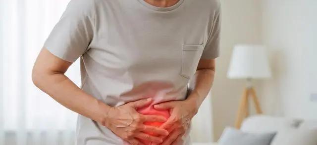 人有没有脂肪肝，看吃饭就知？医生：脂肪肝患者，吃饭多有4表现。脂肪肝是一种常