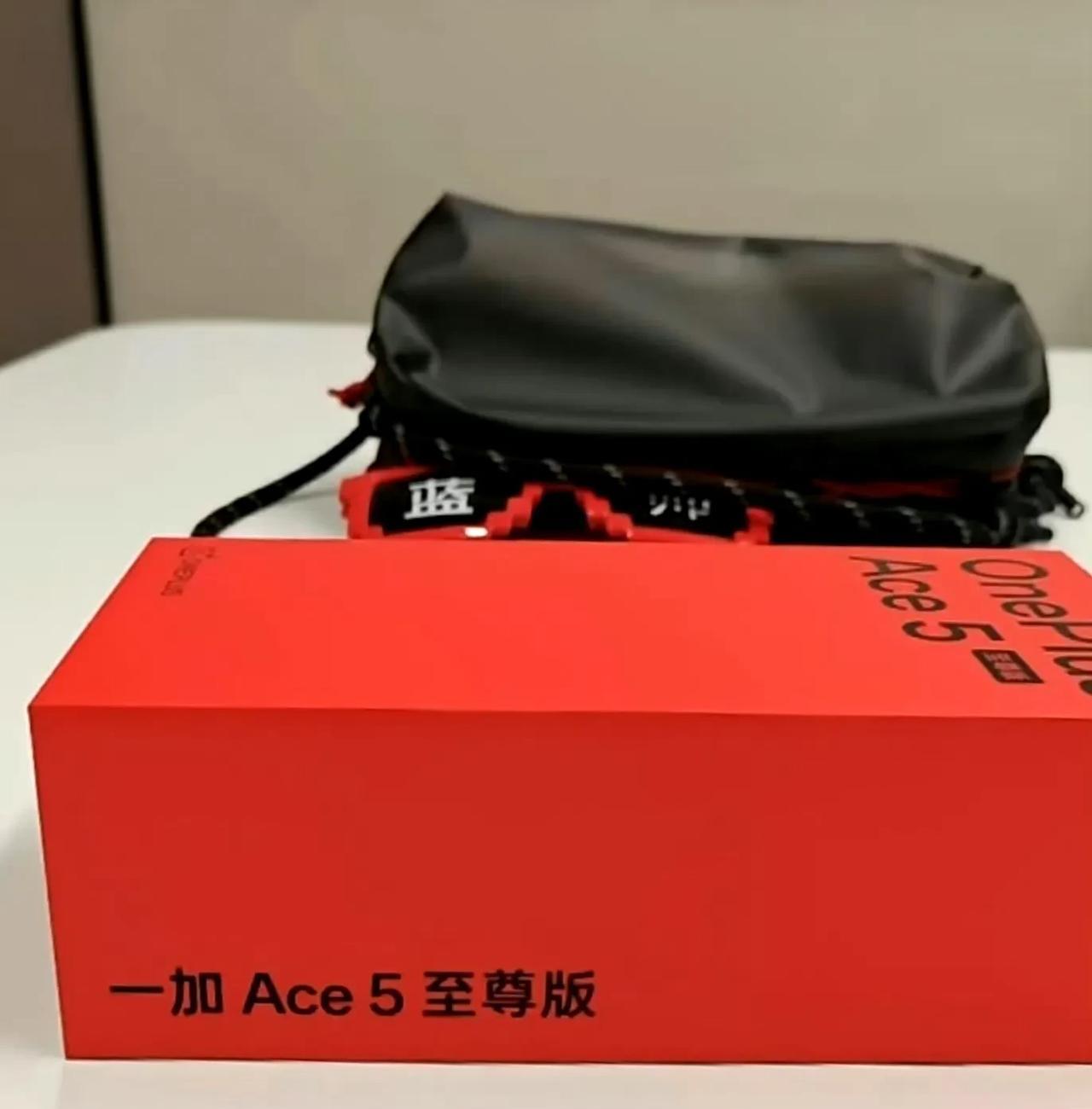 一加Ace5至尊版外包装盒曝光，将在本月登场！近日，有数码博主曝光了一加Ac