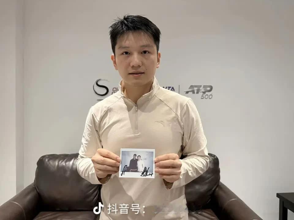 樊振东，你的每一次挥拍都让我心动。在生活的喧嚣中，你的存在如同一束光，照亮了前行