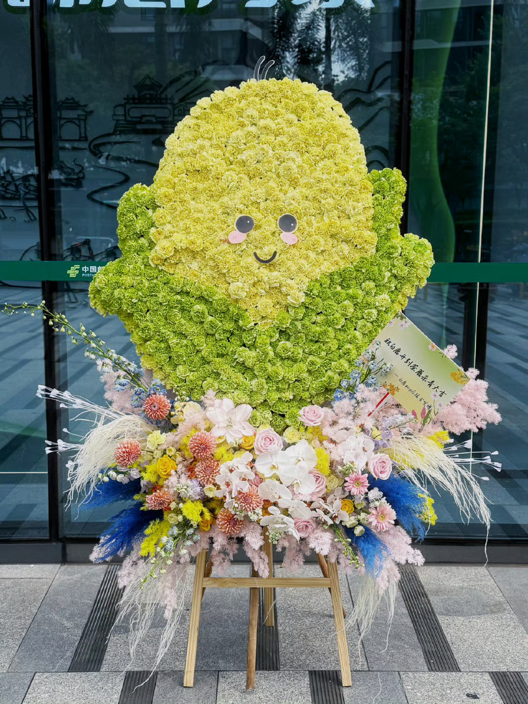 白鹿今日《开到茶蘼》杀青！粉丝送了巨型玉米花束太可爱了吧！​​​