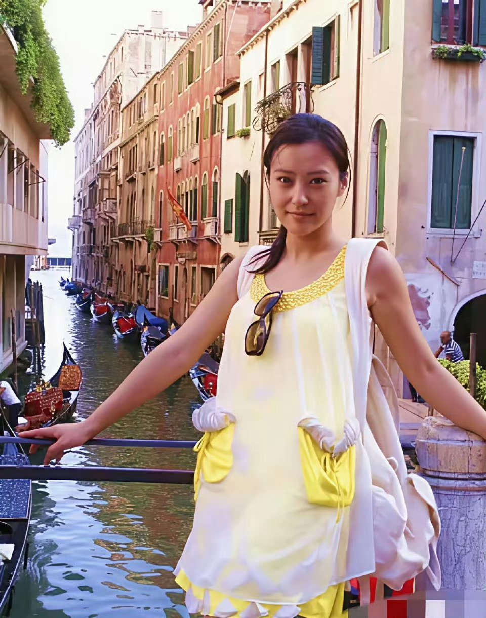 郝蕾年轻时还是挺清秀的，这颜值在普通人里算是拔尖的了