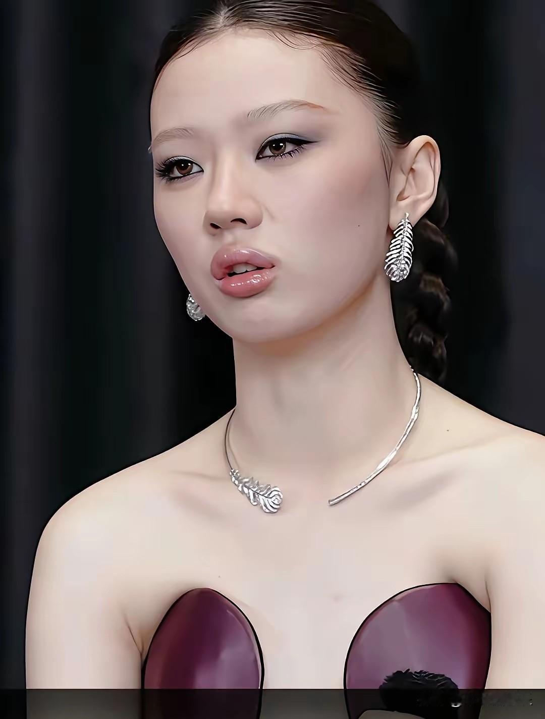 单依纯是被迫营业？是这个世界奇奇怪怪，还是单依纯奇奇怪怪？单依纯还