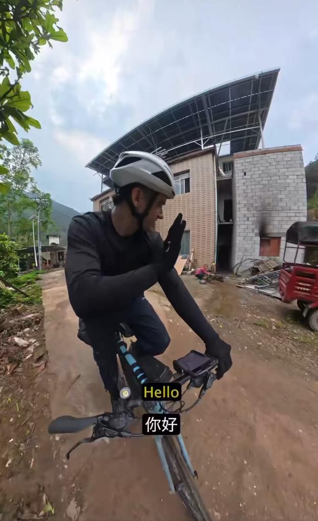美国骑行博主来到中国江西一个封闭的小山村，本以为路边会有餐馆，没带够水和食物，精
