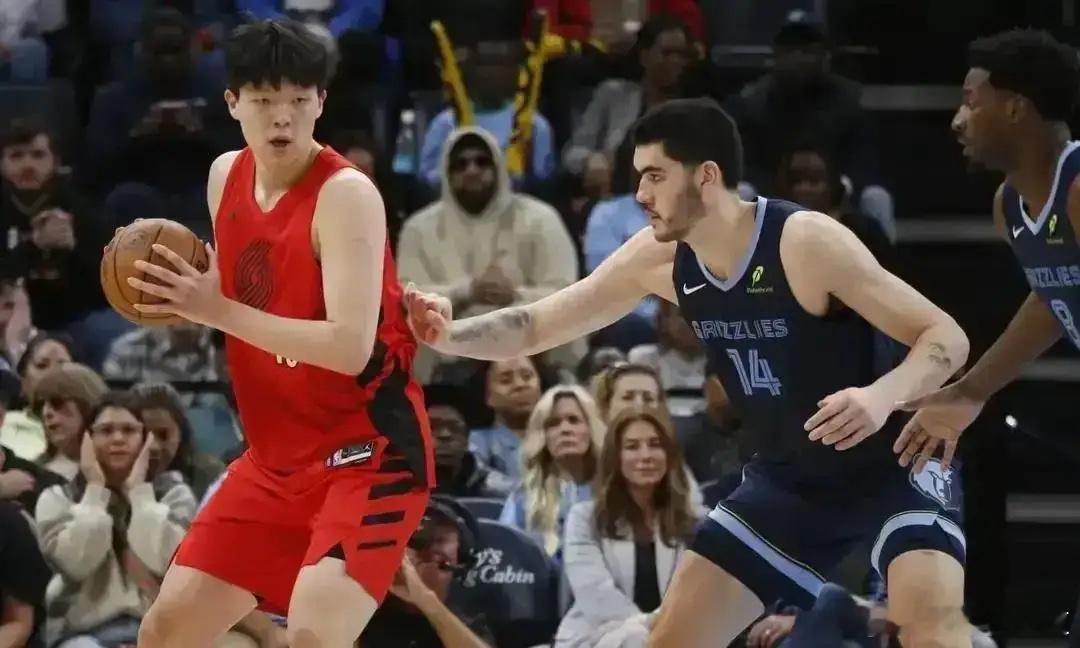 灰熊刚官宣了消息。主力中锋扎克埃迪脚踝应力性伤病，赛季报销，后面比赛都打不了，复